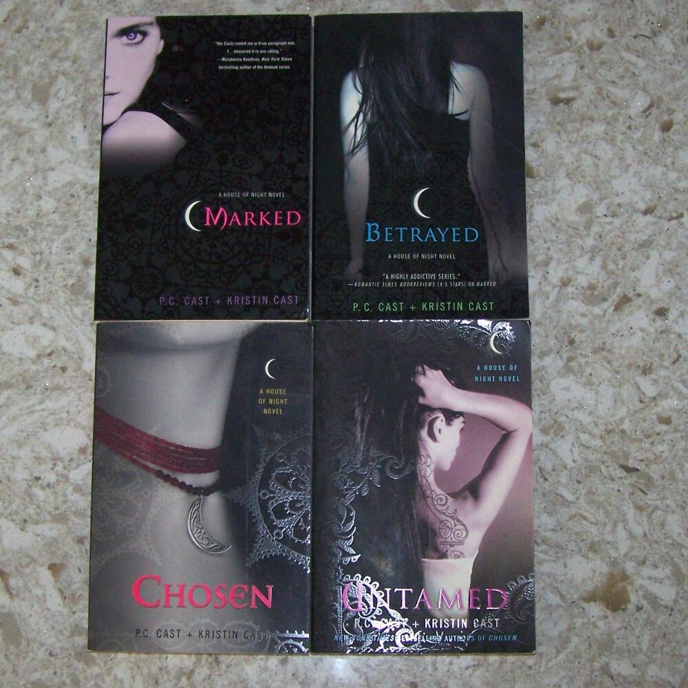A House of Night Novels - P.C. Cast & Kristen Cast - Picture 2 of 5